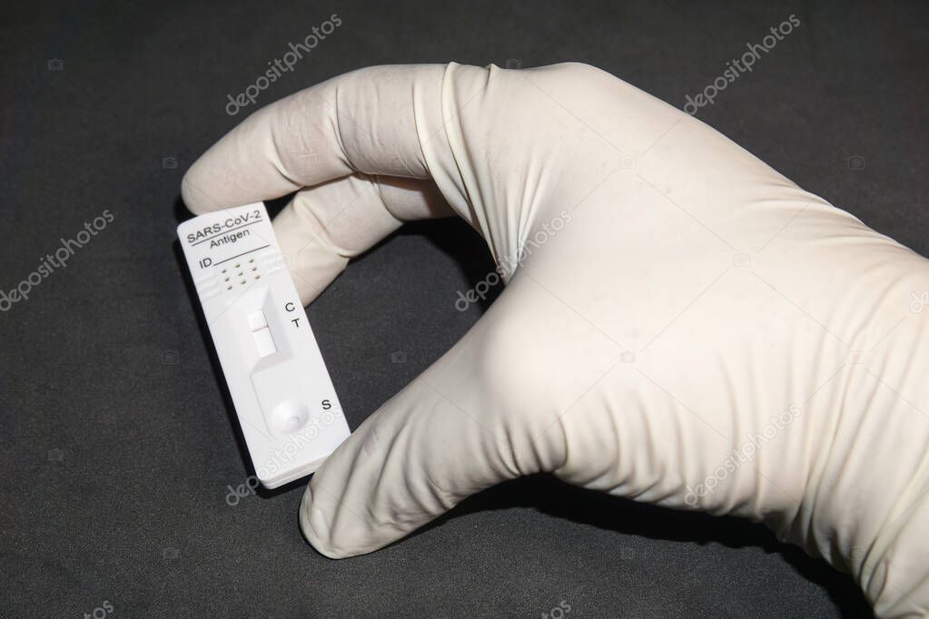 A hand showing a negative antigenic corona rapid test
