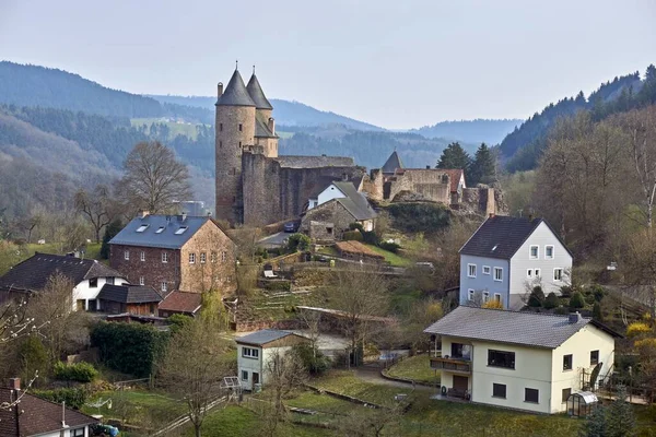 德国埃菲尔铁尔河中的Muerlenbach与Bertrada城堡的风景画 — 图库照片