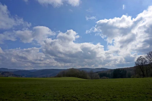 Paisaje Nubes Hierba Montañas Alemania Vulkaneifel Renania Palatinado Primavera —  Fotos de Stock