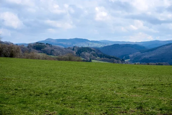 Пейзаж Облаков Травы Гор Германии Вулканифель Райнланд Пфальце Весной — стоковое фото
