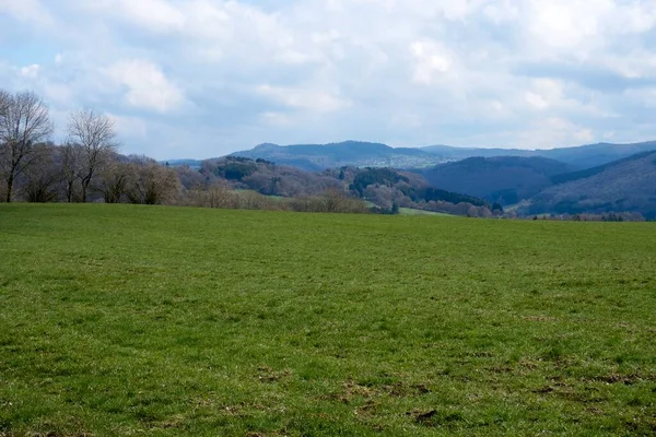Landschaftsaufnahme Von Wolken Gras Und Bergen Deutschland Vulkaneifel Rheinland Pfalz — Stockfoto