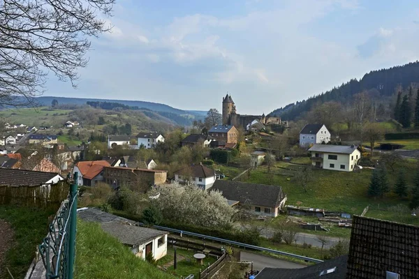 Landskapsfoto Muerlenbach Eifel Tyskland Våren Med Bertrada Slott — Stockfoto