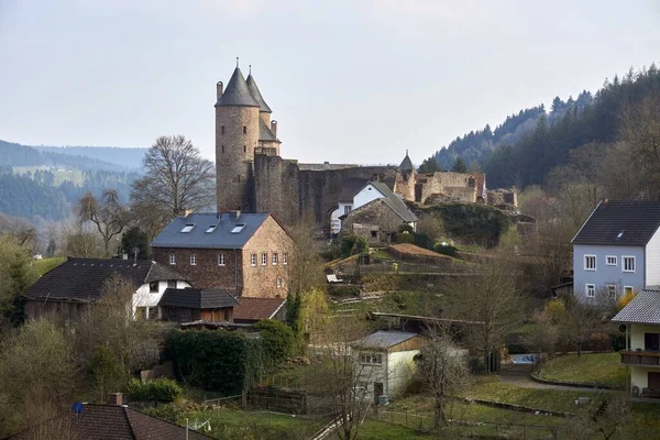 Paesaggio Foto Muerlenbach Nell Eifel Germania Primavera Con Castello Bertrada — Foto Stock