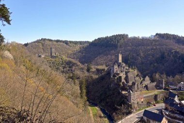 Niederburg Manderscheid Kalesi 'nin sonbaharda Eifel, Almanya' daki harabesine yakından bakın.