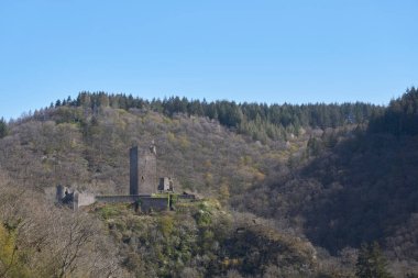 Niederburg Manderscheid Kalesi 'nin sonbaharda Eifel, Almanya' daki harabesine yakından bakın.