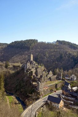 Niederburg Manderscheid Kalesi 'nin sonbaharda Eifel, Almanya' daki harabesine yakından bakın.