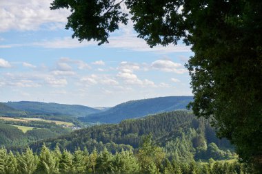 Vulkaneifel, Almanya 'daki manzaranın panoramik bir fotoğrafı.