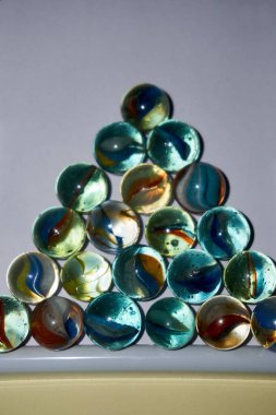 Sarı, yeşil, mavi ve kırmızı bilyeler bir masada.