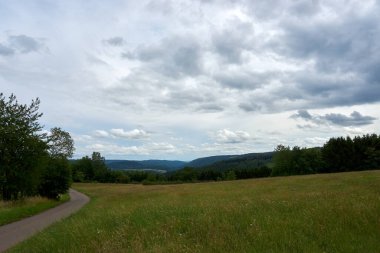 Vulkaneifel, Almanya 'daki manzaranın panoramik bir fotoğrafı..