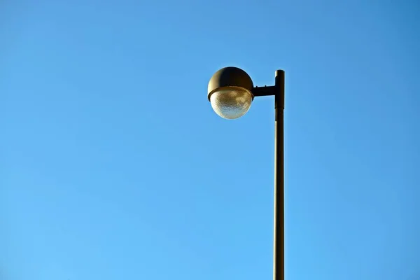 Una Farola Fotografiada Contra Cielo Azul Durante Día — Foto de Stock