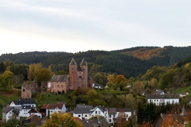 Eifel 'de sonbahar yaprakları parlayan Alman bertrada kalesi..