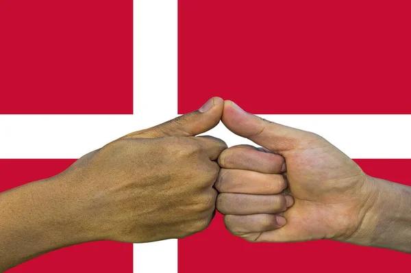 Dánská Vlajka Intergrace Multikulturní Skupiny Mladých Lidí — Stock fotografie