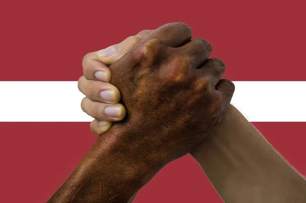 拉脱维亚国旗 一个多元文化的青年群体的融合 — 图库照片