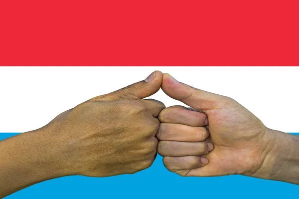 Σημαία Λουξεμβούργο Ενταξησ Μιας Πολυπολιτισμικής Ομάδας Νέων Ανθρώπων — Φωτογραφία Αρχείου