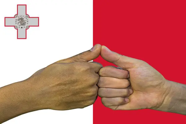 Malta Vlajka Integrace Multikulturní Skupiny Mladých Lidí — Stock fotografie