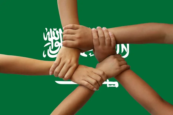 Flagge Saudi Arabiens Integration Einer Multikulturellen Gruppe Junger Menschen — Stockfoto