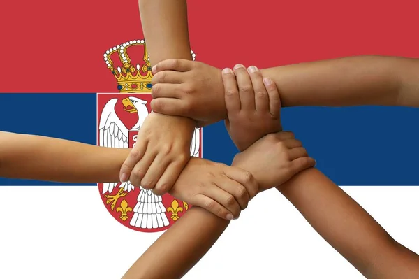 Прапор Сербії Інтеграція Багатокультурної Група Молодих Людей — стокове фото
