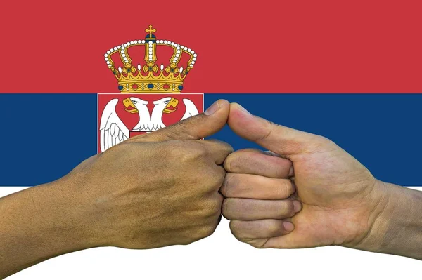 Прапор Сербії Інтеграція Багатокультурної Група Молодих Людей — стокове фото