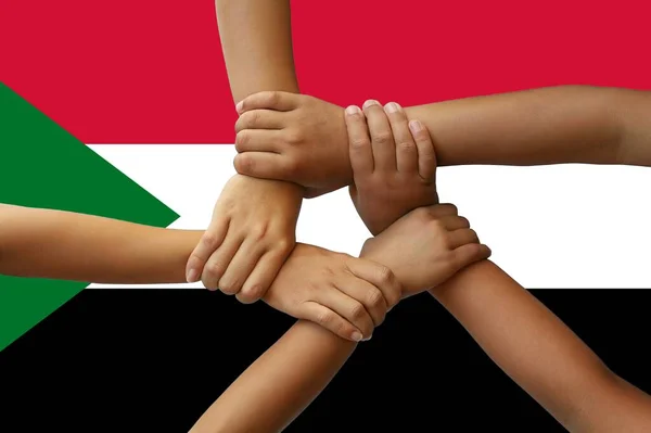 Флаг Судана Межкультурная Группа Молодых Людей — стоковое фото