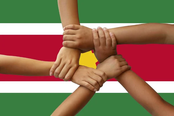 Прапор Сурінам Схрещування Багатокультурної Групи Молодих Людей — стокове фото