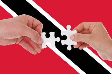 Trinidad ve Tobago bayrağı, çok kültürlü bir grup gencin kesişmesi.
