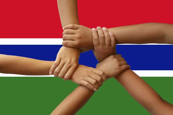 Vlajka Gambie Integrace Multikulturní Skupiny Mladých Lidí — Stock fotografie