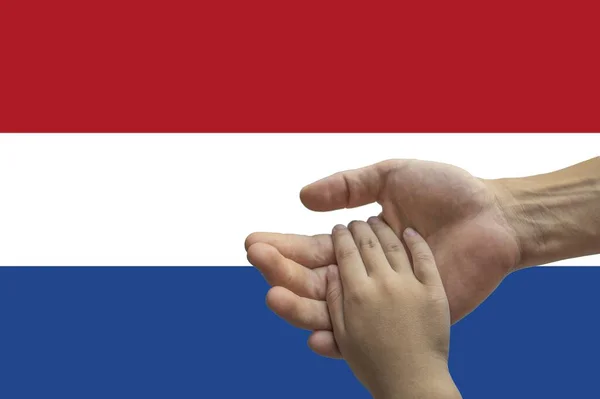 Ολλανδική Σημαία Ενταξησ Μιας Πολυπολιτισμικής Ομάδας Νέων Ανθρώπων — Φωτογραφία Αρχείου