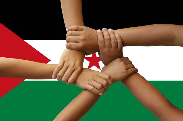 Флаг Сахарской Арабской Демократической Республики Межкультурная Группа Молодых Людей — стоковое фото