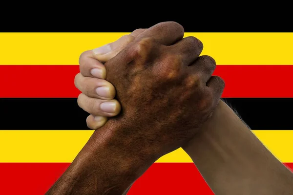 Ugandská Vlajka Intergrace Multikulturní Skupiny Mladých Lidí — Stock fotografie