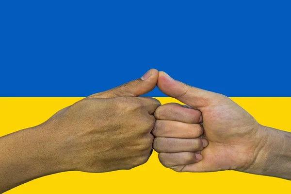 Прапор Українки Інтерграція Багатокультурної Групи Молодих Людей — стокове фото