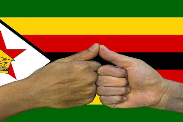 Zimbabwe Vlag Intergratie Van Een Multiculturele Groep Jongeren — Stockfoto