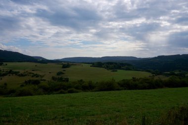 Daun, Eifel yakınlarındaki renkli ağaçlarla sonbahar manzarası.