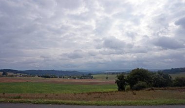 Daun, Eifel yakınlarındaki renkli ağaçlarla sonbahar manzarası.