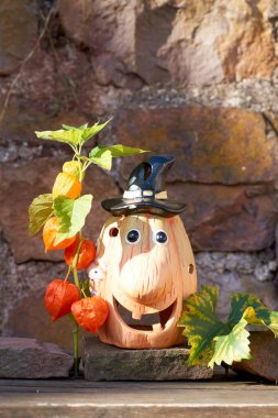 Seramikten yapılmış parlak bir cadılar bayramı kabağı