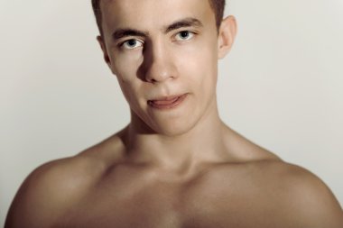 Spor adam yüz dilini gösterilen çıplak gövde ile