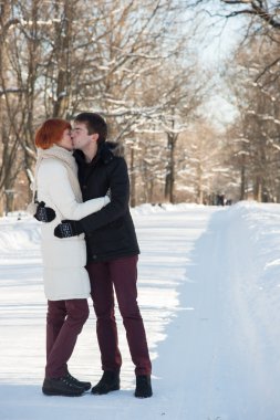 Park çift kucaklama