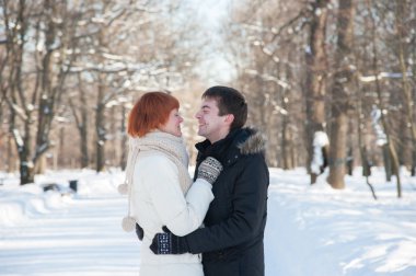 Mutlu çiftimiz parkta sarılmak 