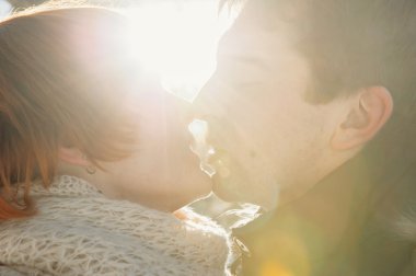 Çift güneş ışığında öpüşme