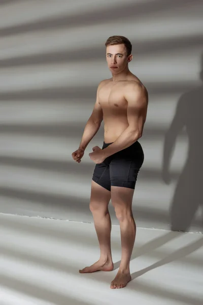 Sportowy sprawny człowiek Wyświetlono biceps ans tułowia — Zdjęcie stockowe