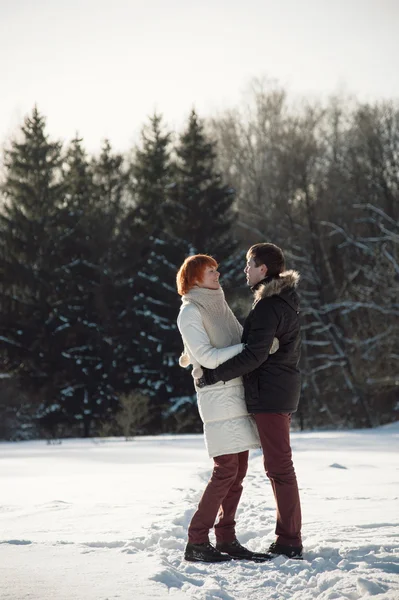 Feliz abrazo de pareja en el parque de invierno — Foto de Stock