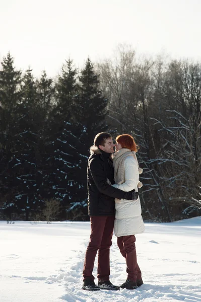 Pareja feliz estancia en el parque de invierno — Foto de Stock