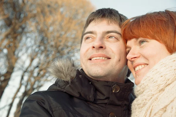 Портрет счастливой пары в парке — стоковое фото