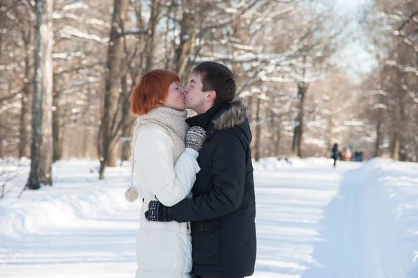 Kissings para w parku — Zdjęcie stockowe