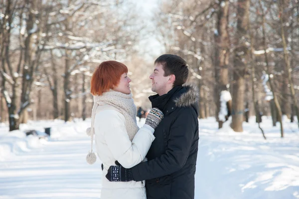 Pareja feliz en el parque — Foto de Stock