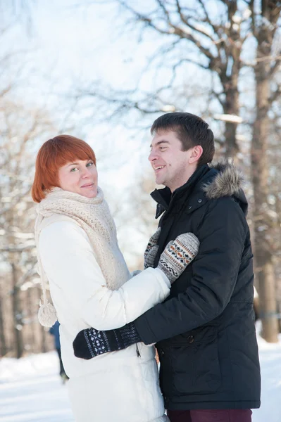 Szczęśliwa para w winter park — Zdjęcie stockowe