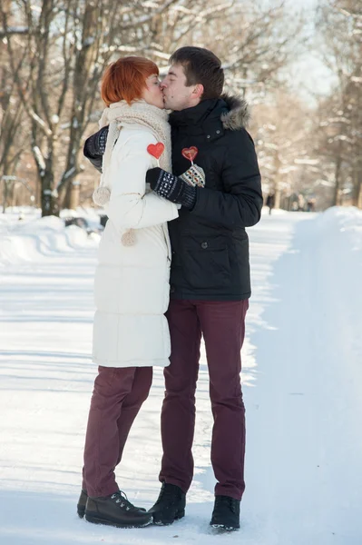 Felice coppia baciare con lecca-lecca nel parco — Foto Stock