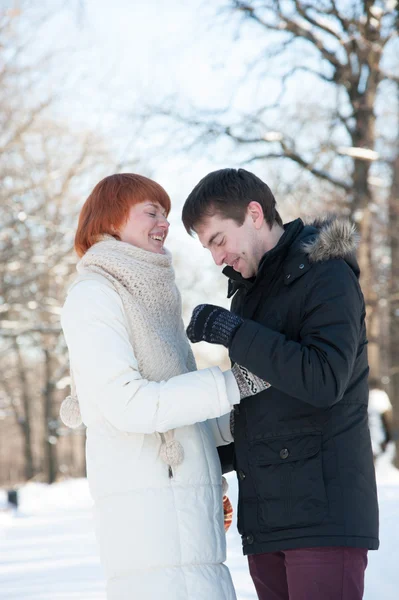 Feliz pareja sonriente en el parque —  Fotos de Stock