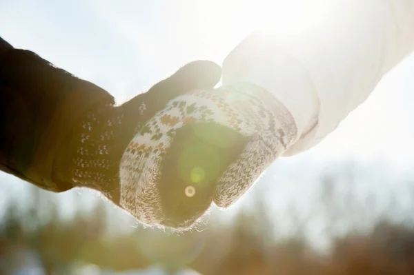 Coppia che si tiene per mano nei guanti durante la stagione invernale — Foto Stock