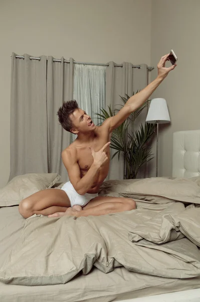 침대에 걸릴 selfie에 맞는 남자 — 스톡 사진