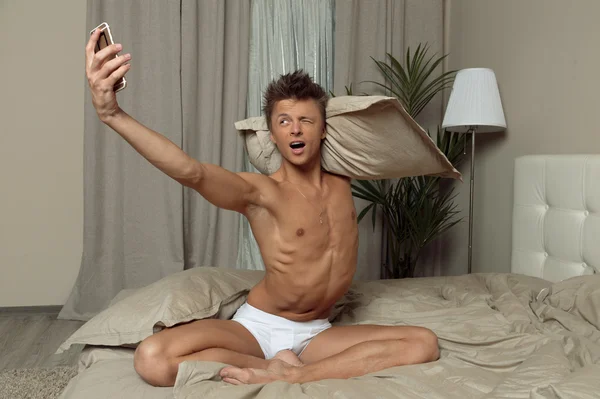 Férfi fehérnemű fog selfie a hálószobában — Stock Fotó